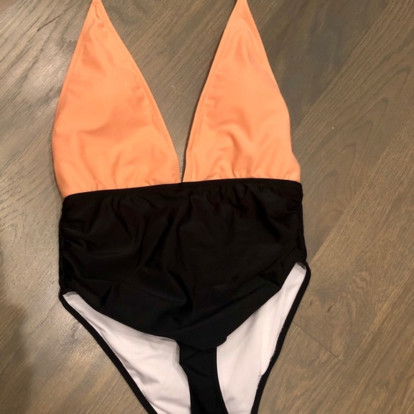 Cupshe NWOT peach & black sexy one piece, M - Picture 6 of 6